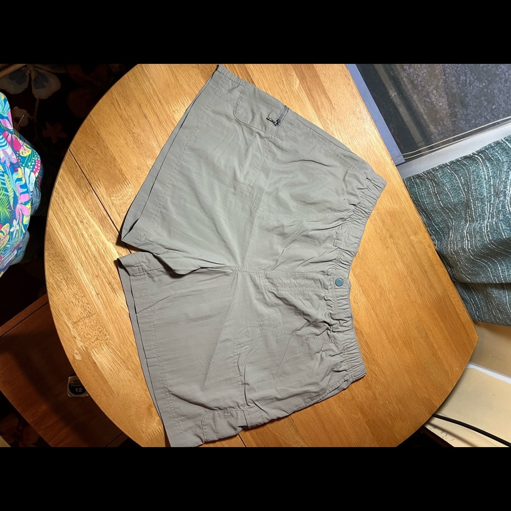 Columbia beige shorts XL